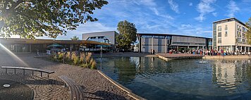 Bild: Übersicht Vorplatz Hallenbad / Sporthalle